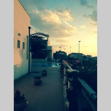 Lux Apartment ! Swimmingpool ! Parking ! Separate Entrance ! Separate Territory ! *